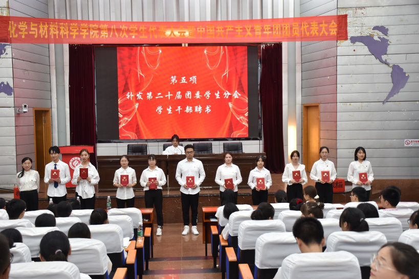 选举结果,新一届学生分会主席团成员代迎奇,胡绩,曹圣军发表就职演讲